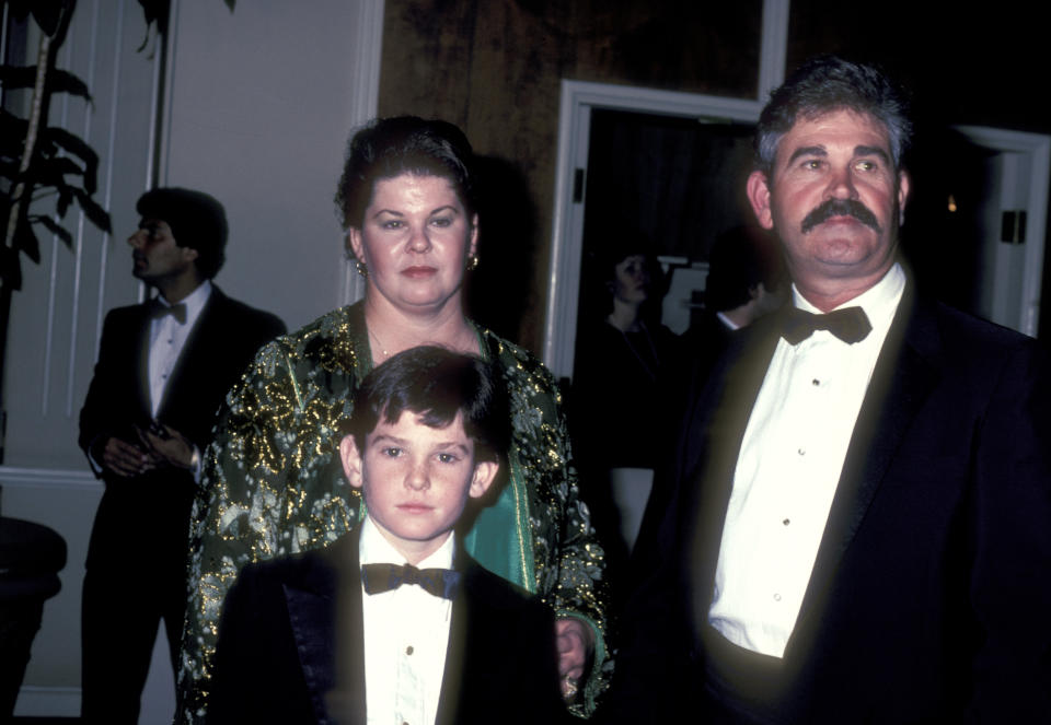 El actor Henry Thomas con sus padres, Carolyn L. Davis y Henry Thomas, Sr. en la ceremonia 40 del 4Golden Globe Awards en 1983. (Photo by Ron Galella/Ron Galella Collection via Getty Images).