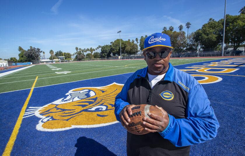 Robert Garrett, hoofdcoach van het varsity-voetbalteam van Crenshaw High School, wordt gefotografeerd.