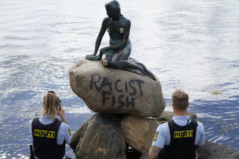 Des policiers devant la statue de la Petite Sirène de Copenhague, vandalisée le 3 juillet 2020 - Mads Claus Rasmussen © 2019 AFP