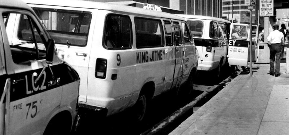 Jitneys line up around the corner of Borth Miami Avenue in downtown Miami at the end of a workday in 1986.