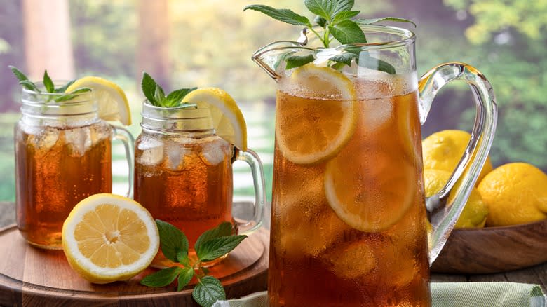 Sweet tea with mint and lemon slices