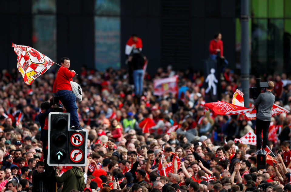 Soccer Football - Champions League - Liverpool victory parade - Liverpool, Britain - June 2, 2019  Liverpool fans on traffic lights during the parade  Action Images via Reuters/Jason Cairnduff       TPX IMAGES OF THE DAY