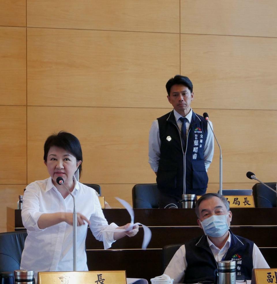 圖說二：台中市長盧秀燕回嗆「我不是神，就公安事件，我願意再道歉！」（記者鍾麗如攝）