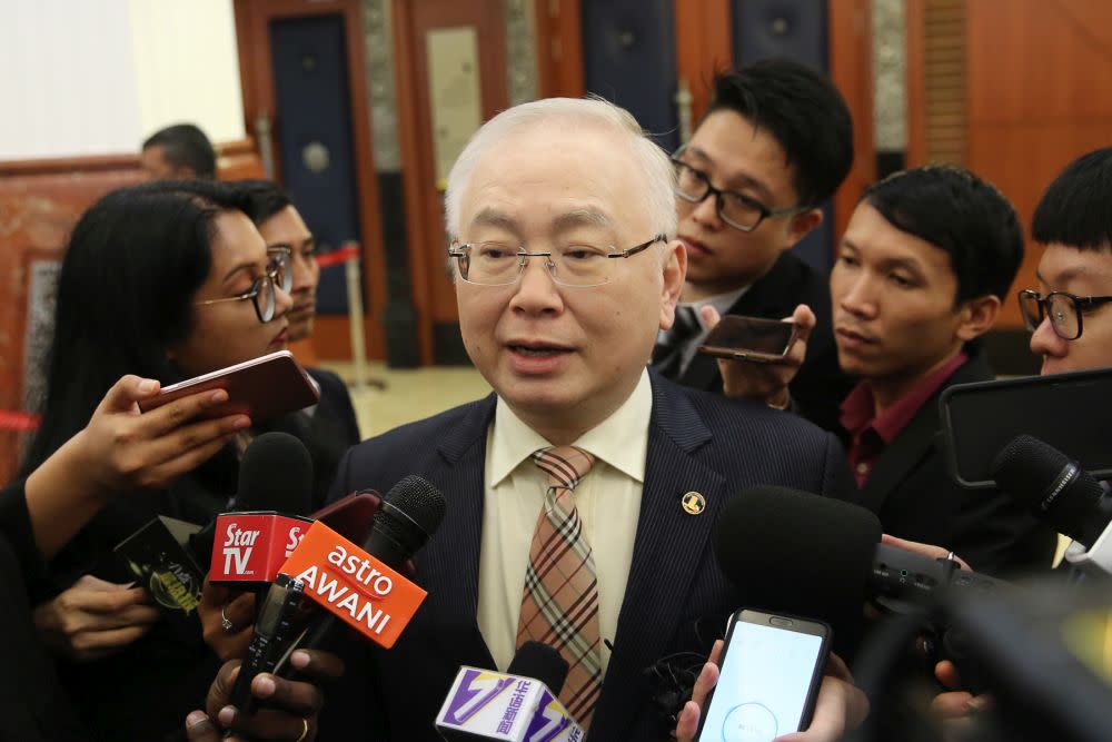 Yesterday, several Chinese dailies reported MCA president Datuk Seri Wee Ka Siong expressing his party’s disappointment at the purported omission of certain parts of Malaysian history from the Form Three textbooks. — Picture by Yusof Mat Isa