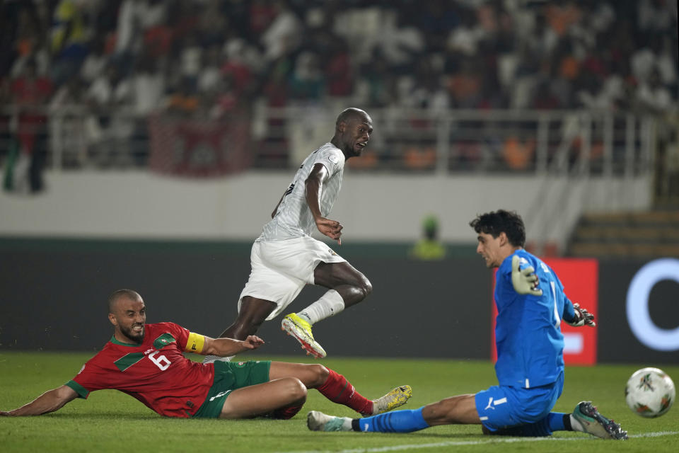 South Africa's Evidence Makgopa, center, scores his sides first goal past Morocco's goalkeeper Yassine Bounou, right, and Morocco's Romain Saiss during the African Cup of Nations round of 16 soccer match between Morocco and South Africa, at the Laurent Pokou stadium in San Pédro, Ivory Coast, Tuesday, Jan. 30, 2024. (AP Photo/Sunday Alamba)