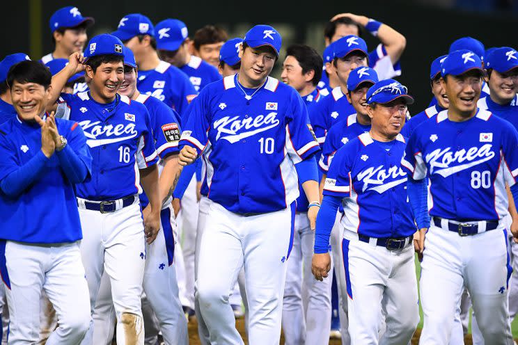 TOKYO, JAPAN - NOVEMBER 21: South Korea team celebrate after winning the WBSC Premier 12 final match between South Korea and the United States at the Tokyo Dome on November 21, 2015 in Tokyo, Japan. (Photo by Masterpress/Getty Images)