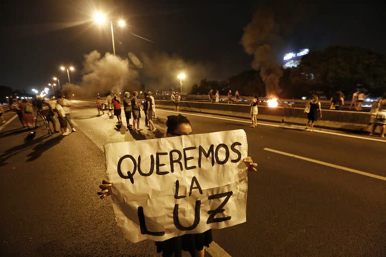 Vecinos cortaron, ayer, la avenida General Paz en el cruce con Emilio Castro por los cortes de luz sufridos en la zona