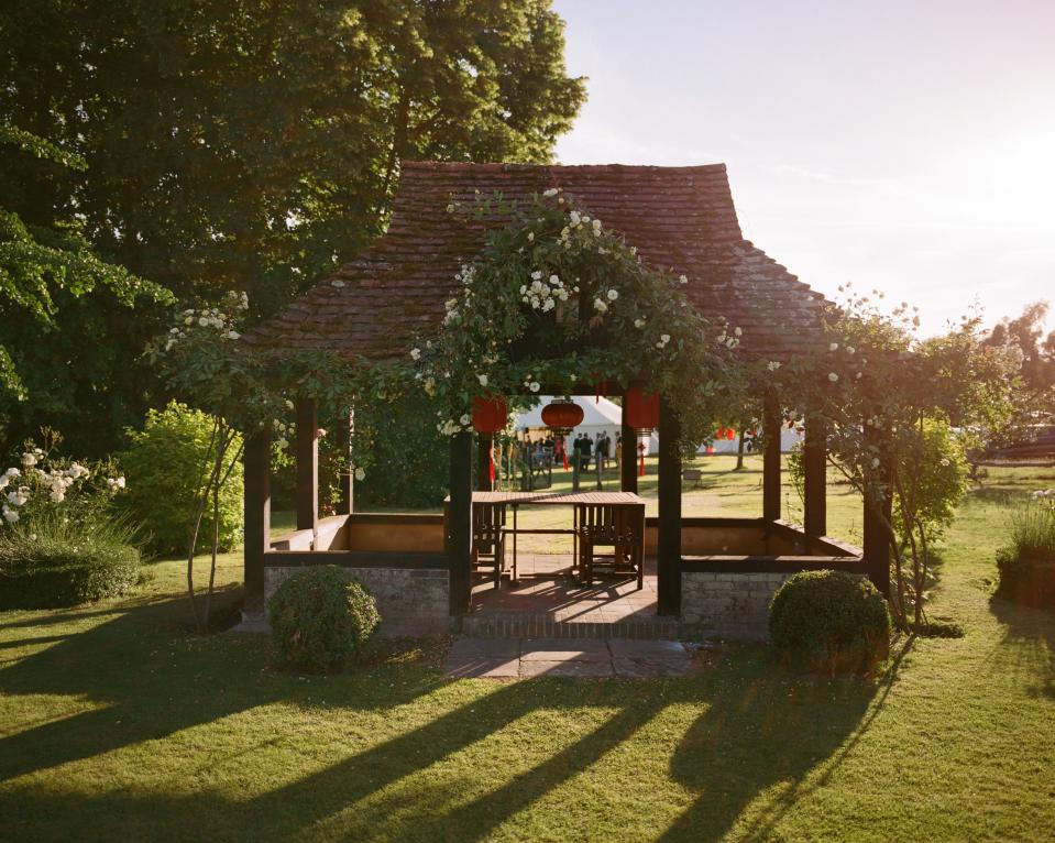 We hung red Chinese lanterns in the summer house, a nod to de Gournay’s Chinese roots.