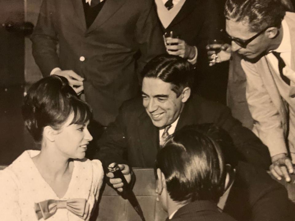 A post-fame Astrud Gilberto surrounded by reporters (Marcelo Gilberto)