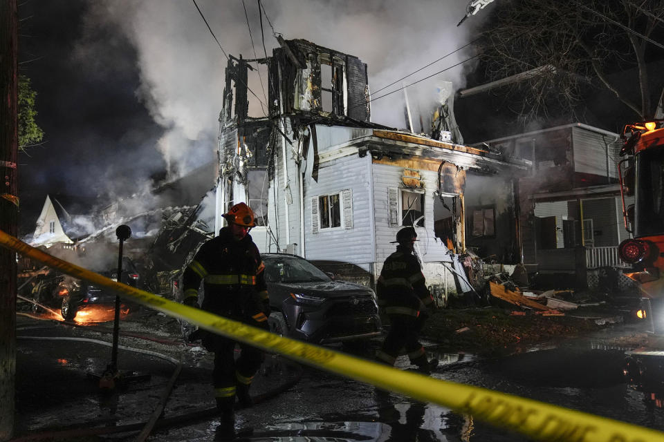 Mindestens 6 Menschen werden vermisst, es wird vermutet, dass sie nach einem Hausbrand und einer Schießerei in Pennsylvania ums Leben gekommen sind (Matt Rourke / AP)