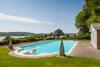 <p><span>Uno de los toques más modernos es la piscina al aire libre, que tiene vistas al río Lynher. </span> </p>