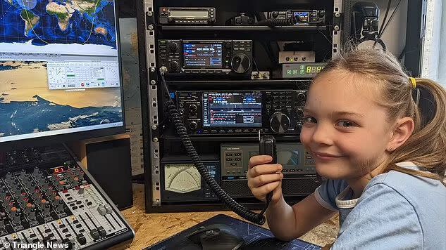 À 8 ans, elle bidouille la radio amateur de son papa et tombe sur un  incroyable interlocuteur
