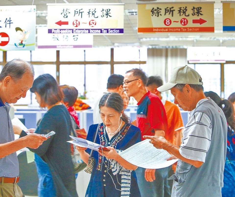 5月新制即將上路，包括報稅、健保部分負擔、勞保年金給付、交通檢舉及防疫措施等都有所改變，因應疫情，報稅期將全面延長一個月到6月30日。(本報系資料照)