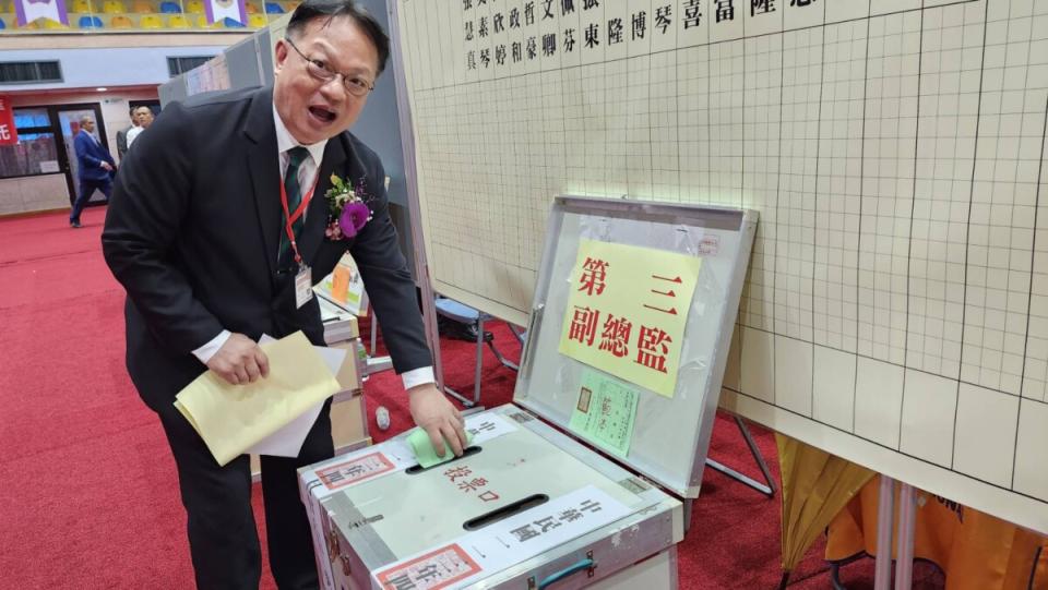 ▲花蓮中山獅友吳坤佶投下第三副總監自己一票。