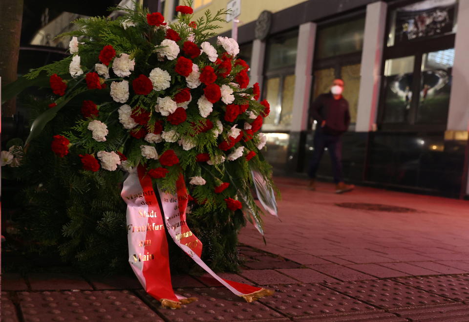 Gedenken am Vorabend des Jahrestags an den Tatort (Bild: Reuters/Kai Pfaffenbach)