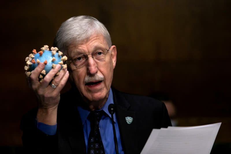 IMAGEN DE ARCHIVO. El director de los Institutos Nacionales de Salud, Francis S. Collins, sostiene un modelo de SARS-CoV-2, el nuevo coronavirus, durante una audiencia en el Congreso, en Washington, EEUU