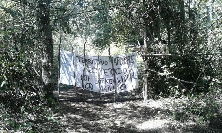 Pancarta reivindicativa mapuche, en un terreno ocupado