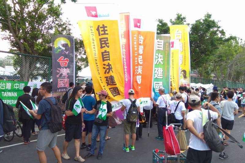 2017-09-24-台灣大學舉辦「中國新聲音」歌唱選拔會，台獨大旗對於入口遭工作人員攔下。（取自「中國新聲音 學生全被陰」活動頁）