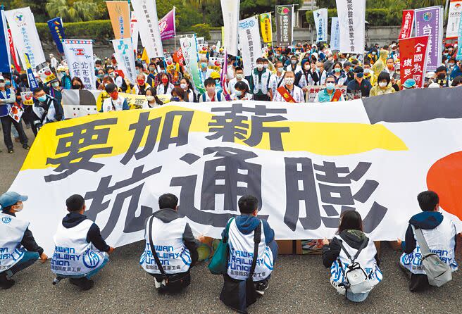 主計總處昨公布前7月全體受僱員工平均每人經常性薪資年增3.1％，但考量通膨後，實質經常性薪資年減0.07％。（本報資料照片）