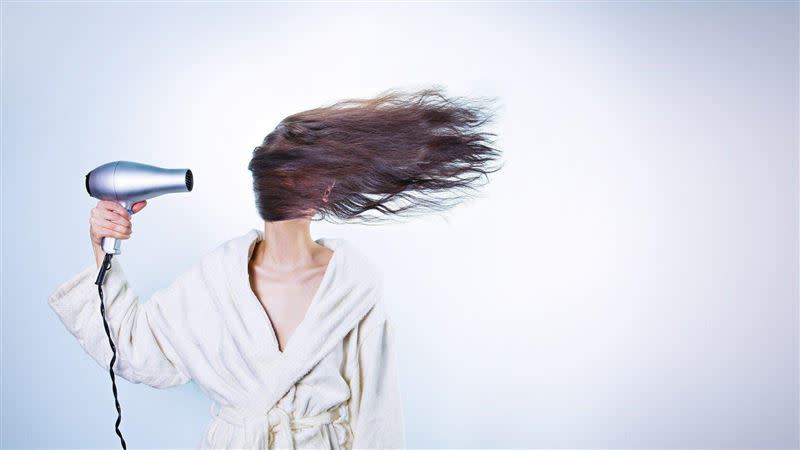 原PO認為女生自己洗頭、吹頭髮要花1小時以上，實在太費工。（示意圖／翻攝自 Pixabay）