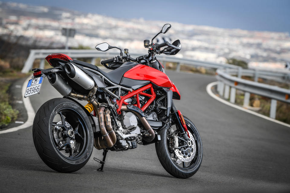 Hypermotard_950_Static 03_UC70265_Preview
