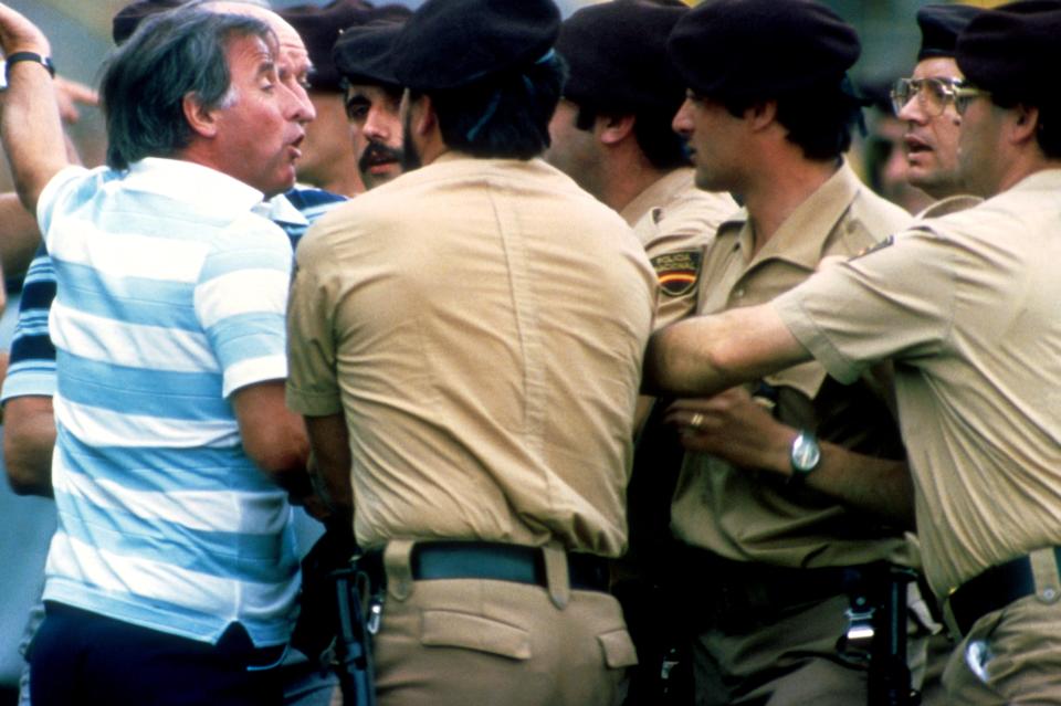 El entrenador francés Michel Hidalgo es controlado por miembros de la policía española por su protesta tras la decisión arbitral de invalidar un gol a Francia. (Foto: Peter Robinson/EMPICS vía Getty Images)