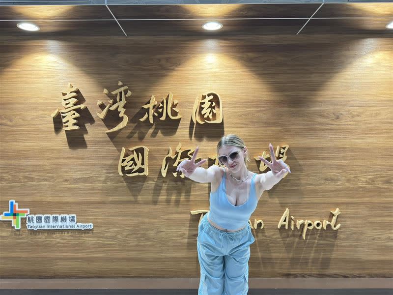美樂蒂·馬克斯也抵達桃園機場。（圖／翻攝自TAE成人展臉書粉專）