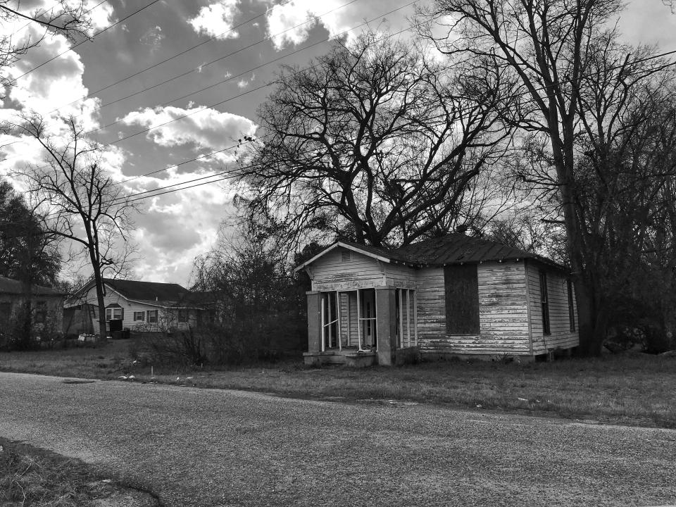 <p>A boarded-up home in Selma, Ala., where roughly 41 percent of the population lives below the poverty level. (Photo: Holly Bailey/Yahoo News) </p>