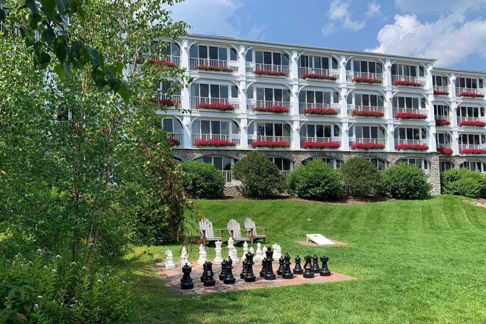 Exterior and lawn view of Mirror Lake Inn