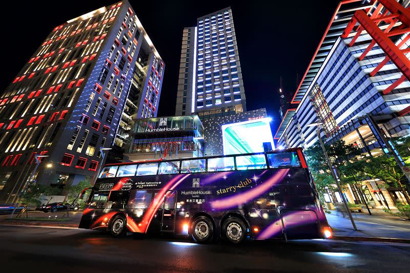 「星空巴士」以最炫彩的紫色星空時尚外型，帶領旅客漫遊信義區最美夜景。（圖／寒舍艾麗酒店提供）