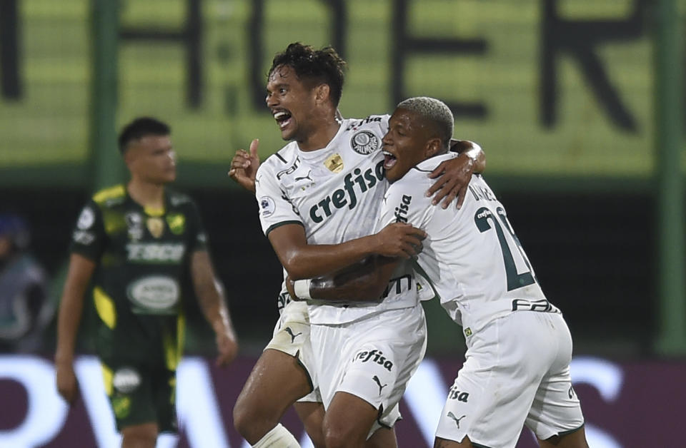 Gustavo Scarpa (centro), del Palmeiras de Brasil, festeja tras conseguir el segundo tanto frente a Defensa y Justicia, en la ida de la Recopa sudamericana, el miércoles 7 de abril de 2021 (Marcelo Endelli/ Pool via AP)