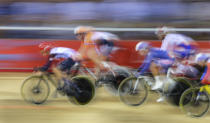 Britain's Laura Trott leads the track cycling women's omnium 10km scratch race at the Velodrome during the London 2012 Olympic Games August 7, 2012. REUTERS/Cathal McNaughton (BRITAIN - Tags: SPORT CYCLING OLYMPICS) 