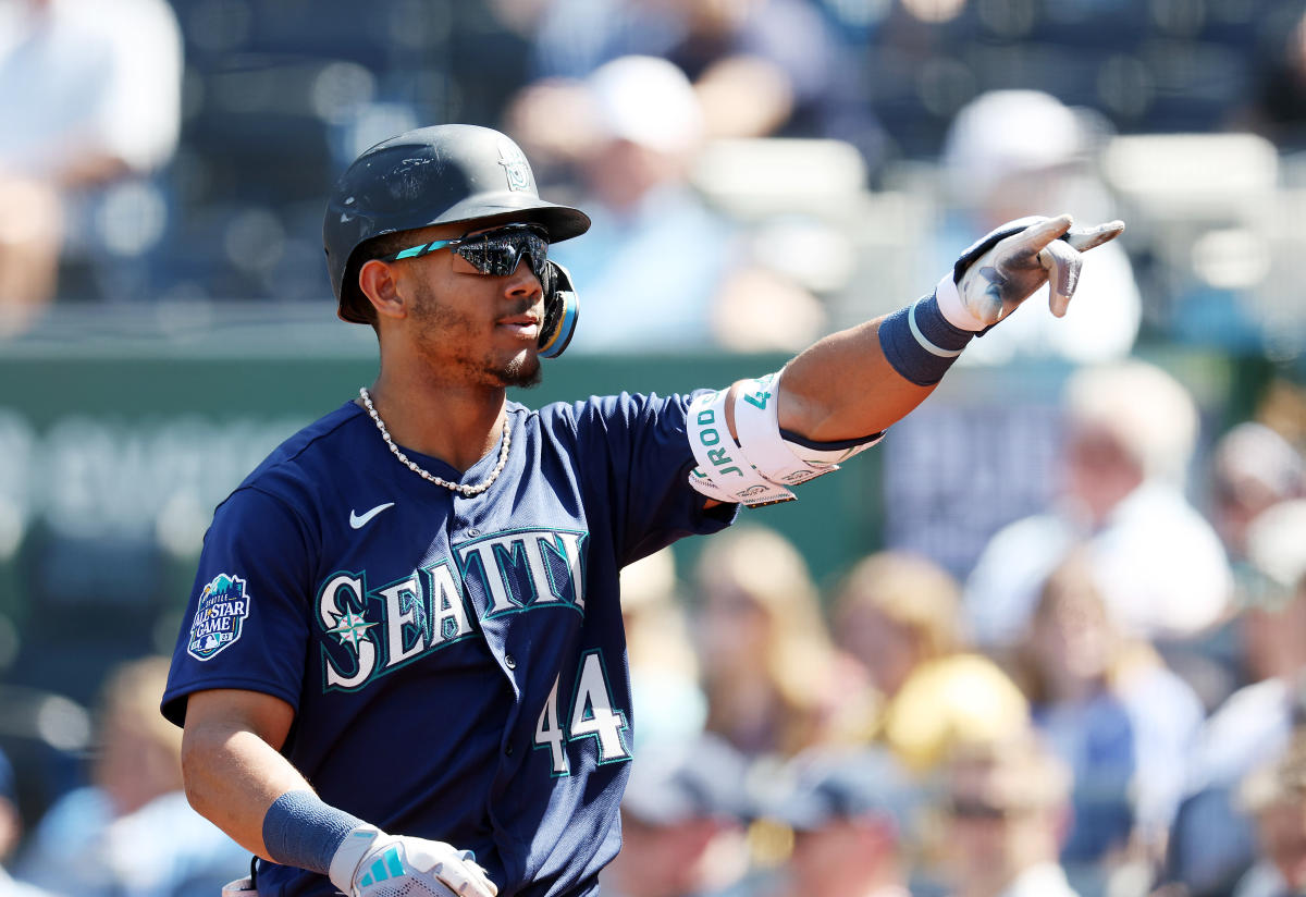 Mariners star Julio Rodríguez sets MLB record with 17 hits in 4 games