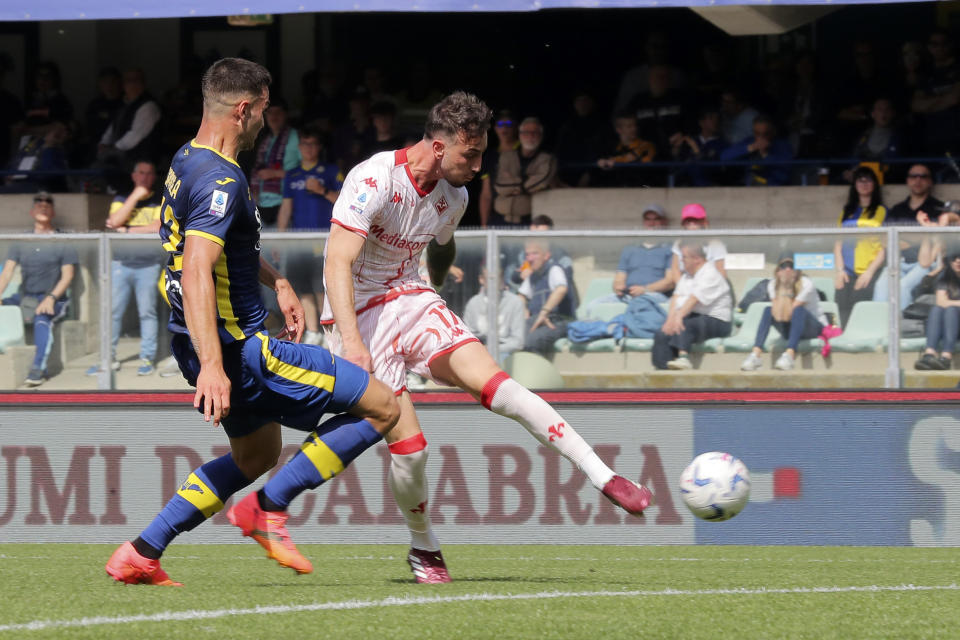 Fiorentina's Gaetano Castrovilli, right, scores his side's first goal during the Serie A soccer match between Hellas Verona and Fiorentina at the Marcantonio Bentegodi Stadium, in Verona, Italy, Sunday, May 5, 2024. (Paola Garbuioi/LaPresse via AP)