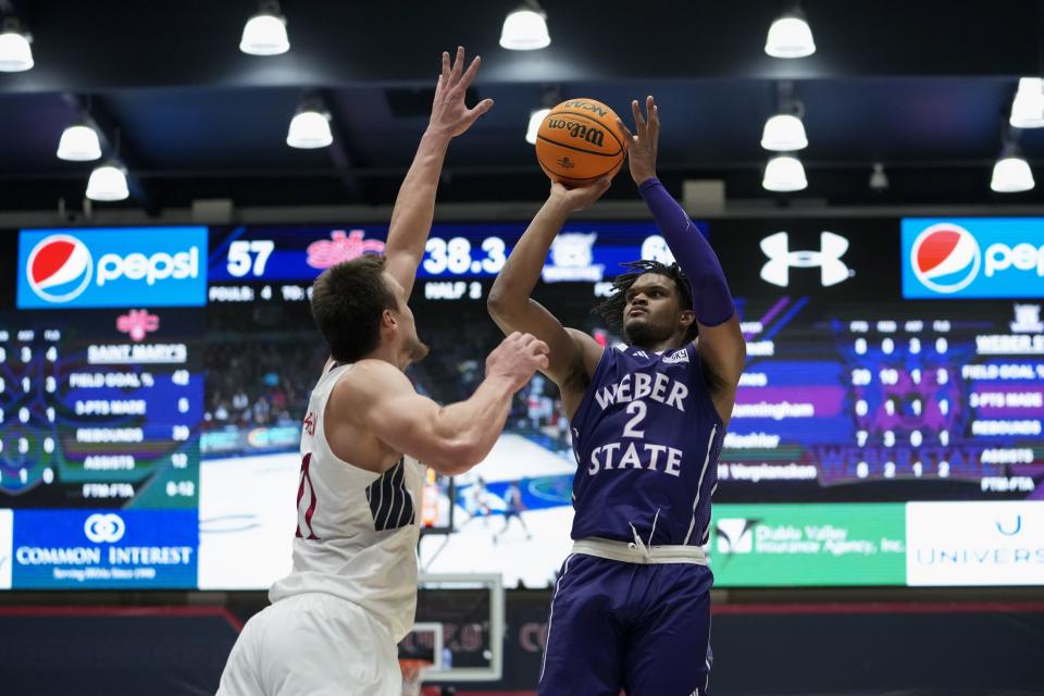 Weber State forward Dillon Jones, right, shoots during a game against Saint Mary’s on Nov. 12, 2023, in Moraga, Calif. | Godofredo A. Vásquez, Associated Press