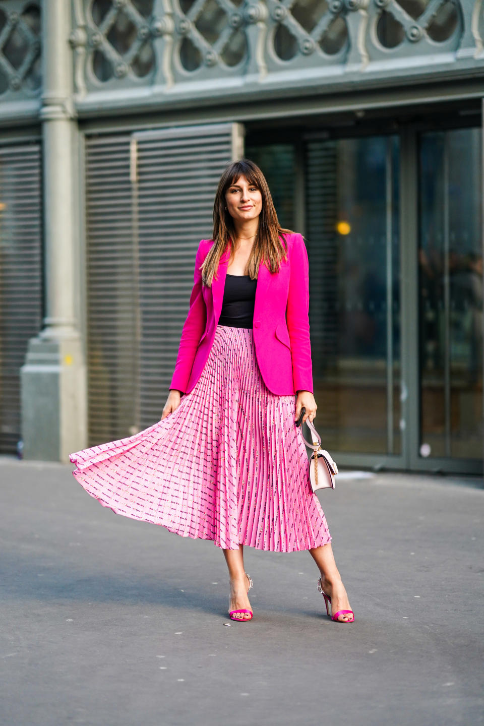 Carlotta Rubaltelli nos ha conquistado con la falda plisada de Miu Miu que lució el pasado 20 de enero durante la Paris Fashion Fashion Week, pero también su forma de combinarla. Con un blazer conseguirás un estilismo para ir a la oficina tan ideal como sofisticado. (Foto: Edward Berthelot / Getty Images)