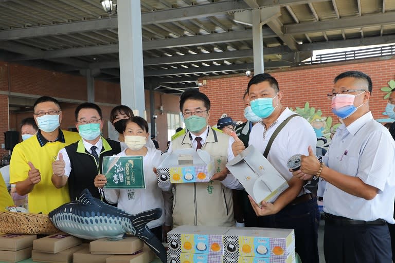 人氣挖文蛤體驗　黃偉哲力邀親子暑假共遊七股海鮮節 