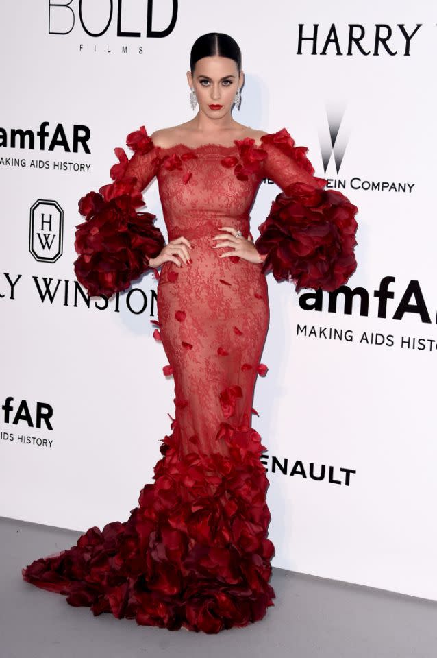 <p>La robe Marchesa ornée de pétales rouges que Katy portait lors du gala de l'amFAR contre le sida est tout simplement ravissante. [<i>Photo : Getty</i>]</p>