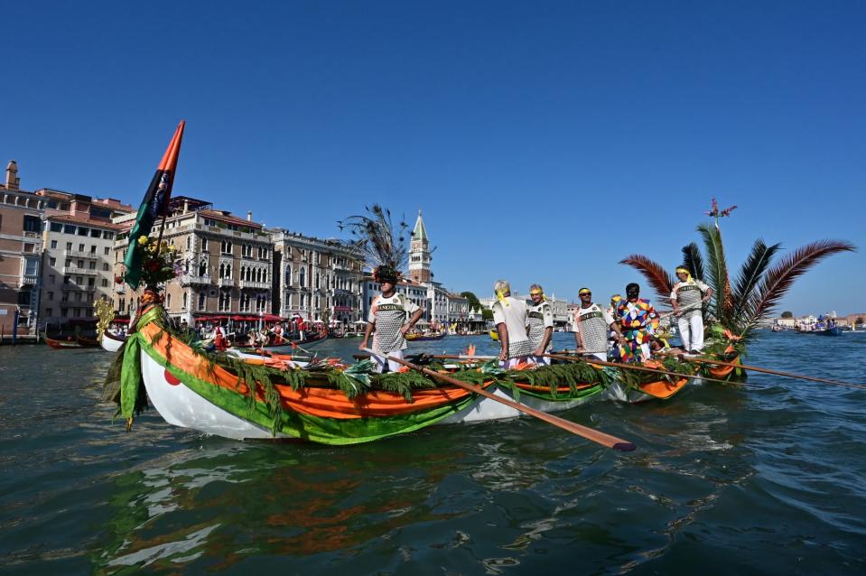 Des rameurs participent à la régate historique annuelle des gondoles et des bateaux traditionnels (Regata Storica) devant le palais des Doges et le clocher de Venise le 5 septembre 2021. (PHOTO D'ILLUSTRATION) - Miguel Medina / AFP