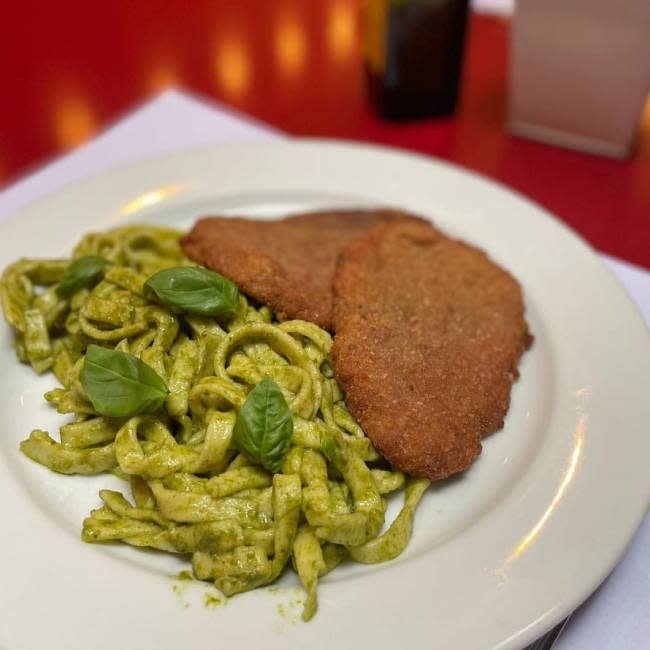 La milanesa con fideos son un clásico porteño que une lo mejor de dos mundos. 