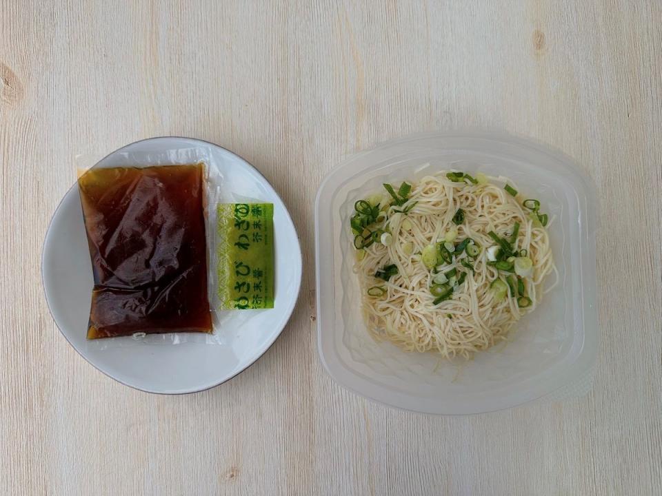 以日式鰹魚醬油加芥末搭配細麵，味道清爽不死鹹 圖片來源：LOOKin編輯拍攝