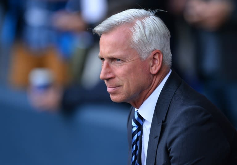 Crystal Palace's English manager Alan Pardew looks on ahead of the English Premier League football match between Tottenham Hotspur and Crystal Palace