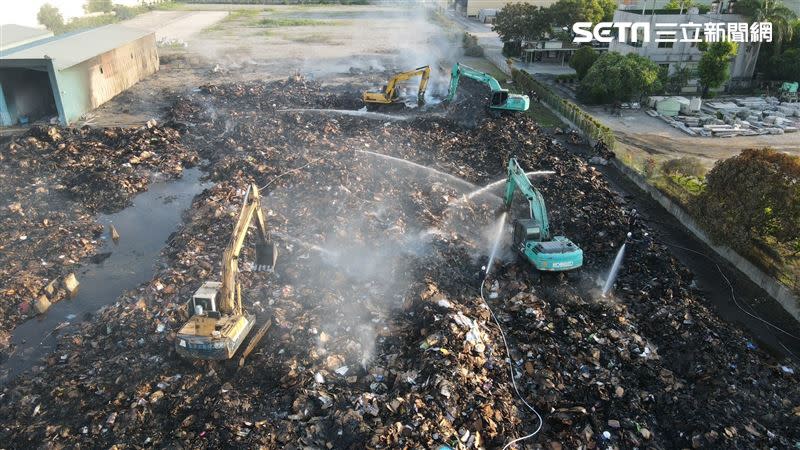 空拍照曝光，燃燒面積1058.75坪，紙箱全被惡火吞噬剩下黑炭，由於溫度尤高，現場還是不斷冒出白煙。（圖／翻攝畫面）