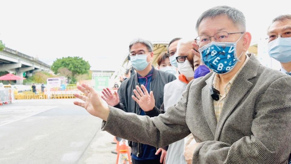 柯文哲今視察大佳河濱公園採檢車來速專案。（圖/北市府提供）