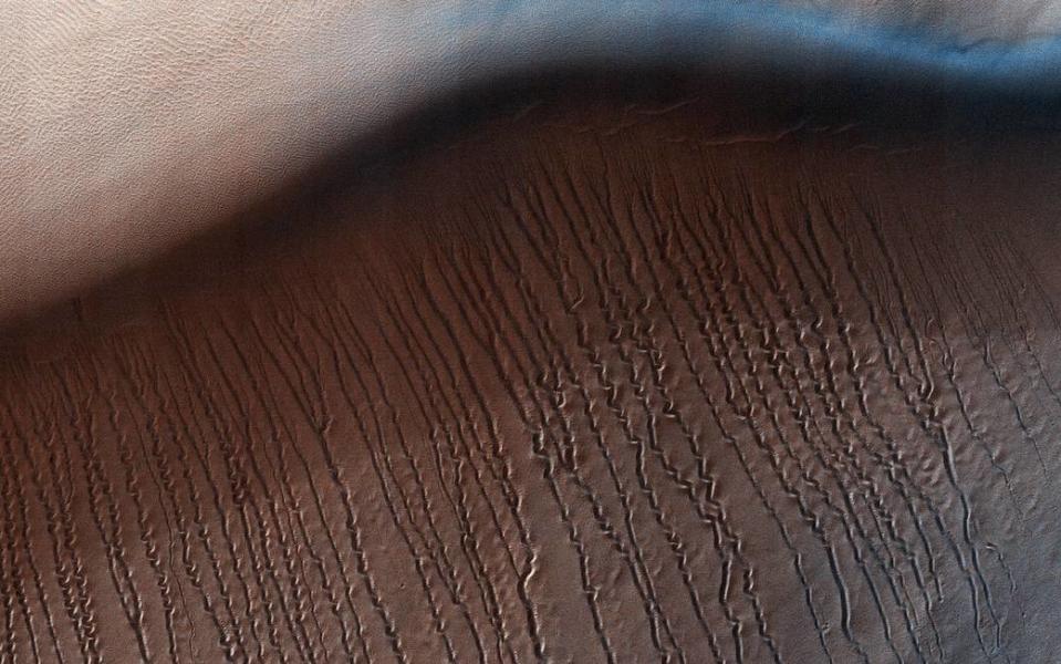 <p>Immer wieder sind am Mars faszinierende und eigenartige Oberflächenstrukturen zu sehen – wie hier am Hellas Planitia, dem größten Einschlagkrater des Mars. (Bild: NASA/JPL-Caltech/Univ. of Arizona) </p>