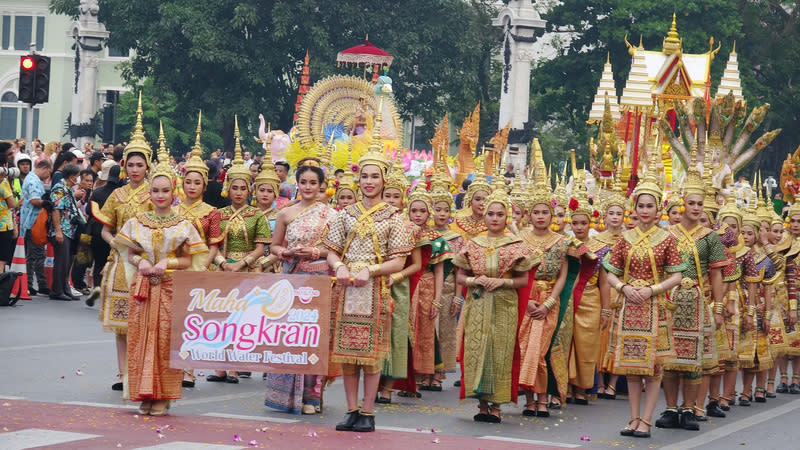 泰國特色表演團體在曼谷街道遊行 俗稱潑水節的泰國新年宋干節13日到15日即將登場， 泰國政府在曼谷舉行慶祝活動，11日來自各地的特色 表演團體在曼谷街道上遊行。 中央社記者呂欣憓曼谷攝  113年4月11日 