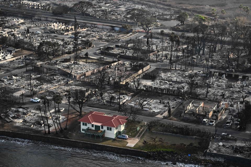 Una imagen aérea muestra la casa que sobrevivió a los incendios en Lahaina, Hawaii, el 10 de agosto de 2023. Foto: PATRICK T. FALLON/AFP via Getty Images. 