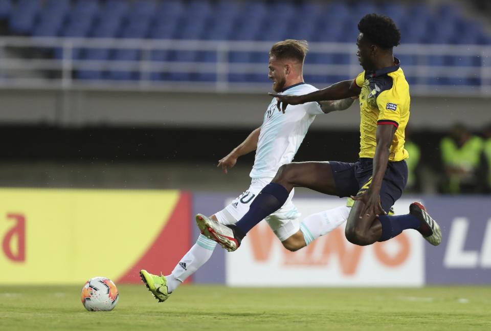 Alexis Mac Allister, de la selección de Argentina, se prepara para anotar un gol frente a Ecuador, en el Preolímpico Sudamericano, el lunes 27 de enero de 2020, en Pereira, Colombia (AP Foto/Fernando Vergara)