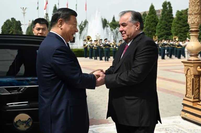 Tajik President Emomali Rakhmon hosted Chinese President Xi Jinping to a welcome ceremony prior to their talks in Dushanbe (Handout)