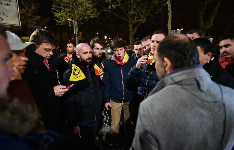 <p>Les supporters allemands n’hésitent pas à proposer leur aide aux fans de Monaco, qui sont près de 3000 à avoir fait le déplacement à Dortmund. (Getty images)</p>